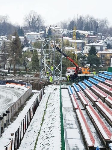 Na krośnieńskim stadionie trwa montaż pierwszej wieży oświetleniowej. Każdy jupiter będzie sięgał 43 metrów i dysponował mocą natężenia światła 1200 luksów