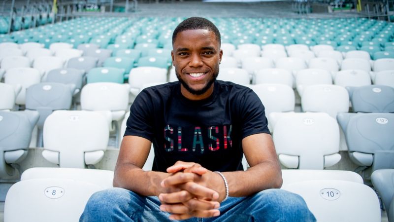 Materiały prasowe / Adriana Ficek/slaskwroclaw.pl / Na zdjęciu: Junior Eyamba został nowym piłkarzem Śląska Wrocław