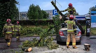 Burza nad Przemyślem. Strażacy z wielu jednostek w akcji