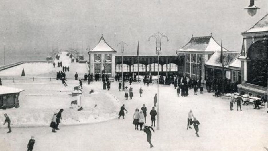 Molo oraz lodowisko na skwerze kuracyjnym widziane z Domu Zdrojowego, zdjęcie z ok. 1910 r. (KC, C. Ziemssens, 1910 r.), za: dawnysopot.pl.