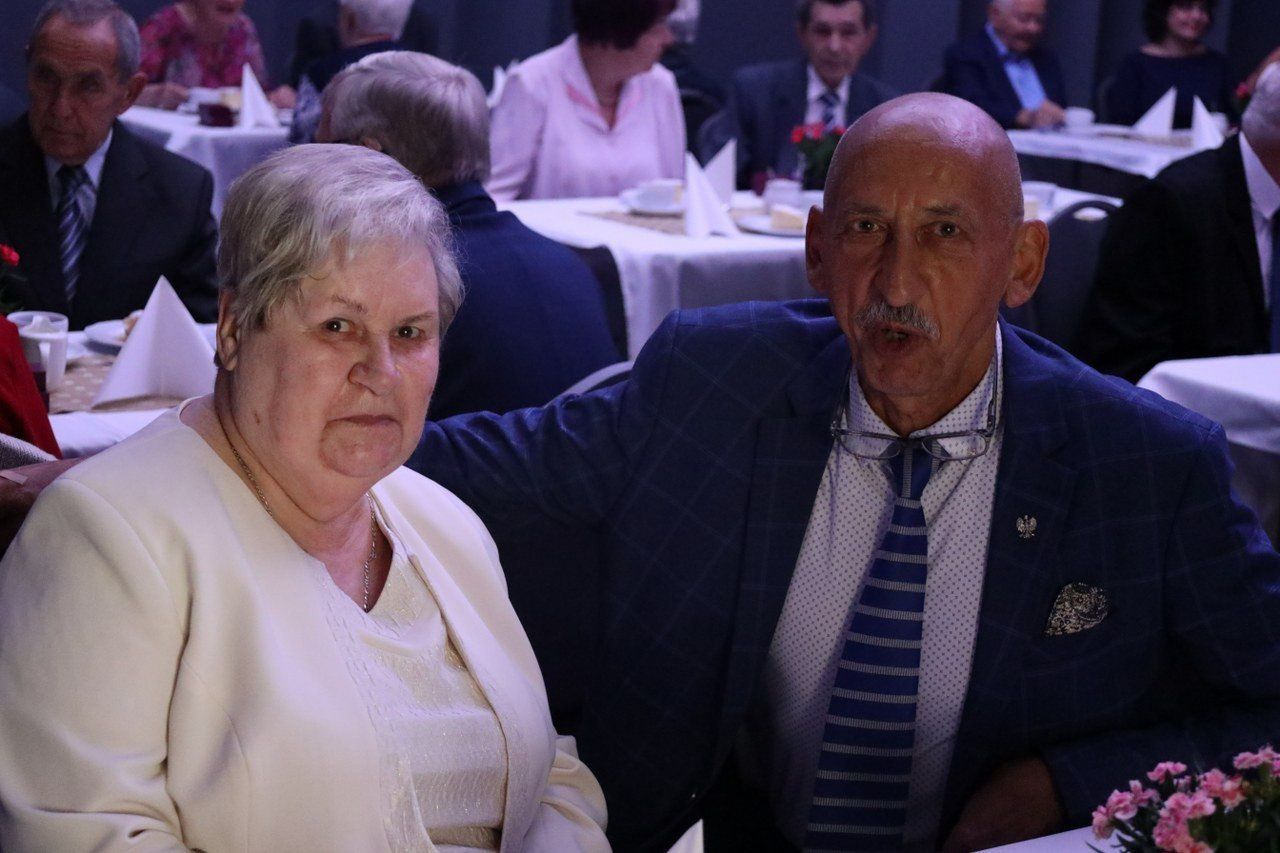 Złote Gody w MOK-u. 50 lat miłości: stateczne pary otrzymały kwiaty i jubileuszowe odznaki