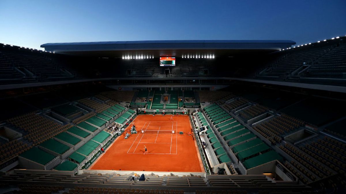 Getty Images / Julian Finney / Na zdjęciu: mecz Igi Świątek z Martą Kostiuk przy pustych trybunach kortu Philippe'a Chatriera