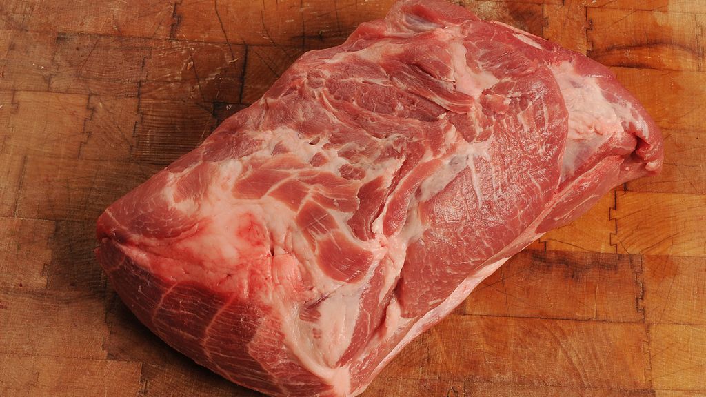 Surowe mięso wieprzowe z polędwicy i łopatki (mięso i tłuszcz)