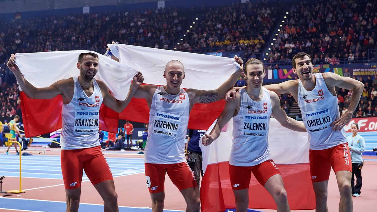 Na zdjęciu od lewej: Łukasz Krawczuk, Jakub Krzewina, Karol Zalewski i Rafał Omelko po biegu finałowym sztafet 4x400 metrów 
