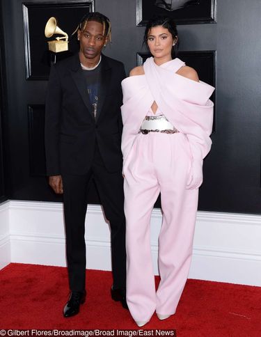 Kylie Jenner (Balmain) i Travis Scott (YSL) – Grammy 2019