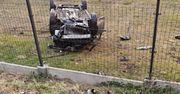 Małopolskie: Opel staranował ogrodzenie i dachował na podwórku. Za kierownicą pijany 16-latek