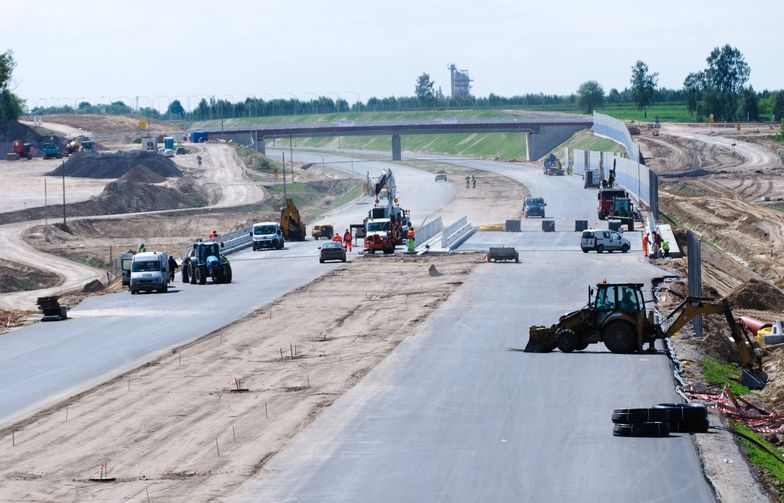 Roboty budowlane na autostradzie.