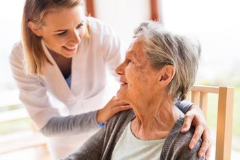 Od 1 października seniorzy otrzymają ją za darmo. Nie przegap tej szansy!