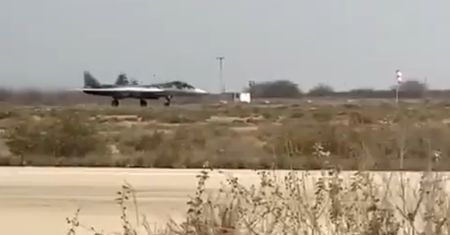Rosyjski Su-57 wracał z Indii. Jego miejsce postoju na tankowanie zadziwia