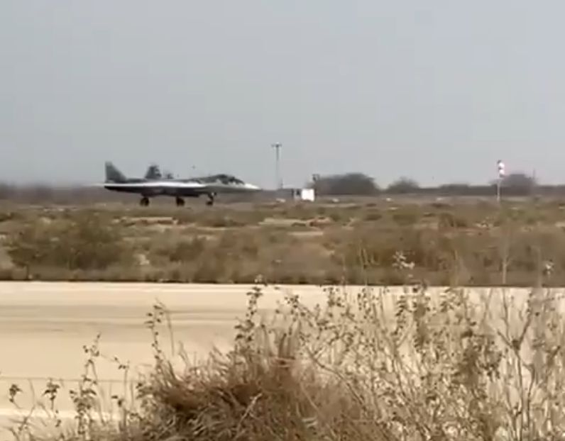 Rosyjski Su-57 na lotnisku w Iranie.
