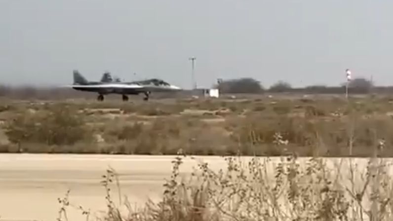 Rosyjski Su-57 na lotnisku w Iranie.