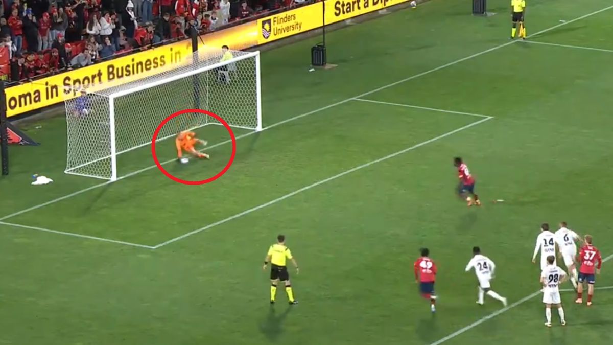 Filip Kurto obronił rzut karny w siódmej minucie doliczonego czasu gry w meczu z Adelaide United