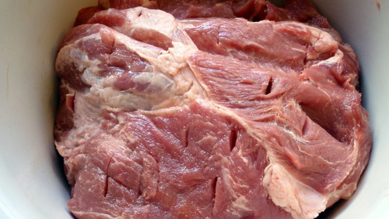 Surowe mięso wieprzowe z polędwicy i łopatki (samo mięso)