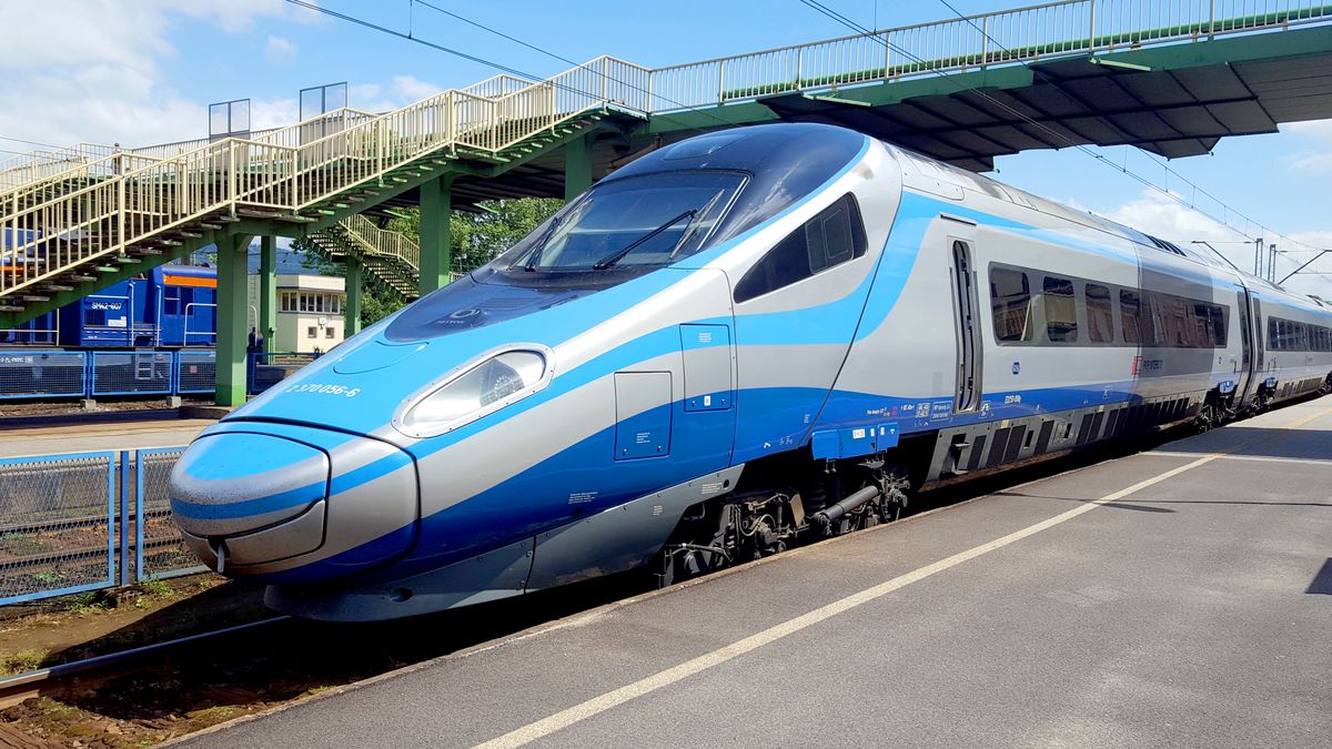 Rekordowy rok dla PKP Intercity. Polacy chętniej wybierają kolej
