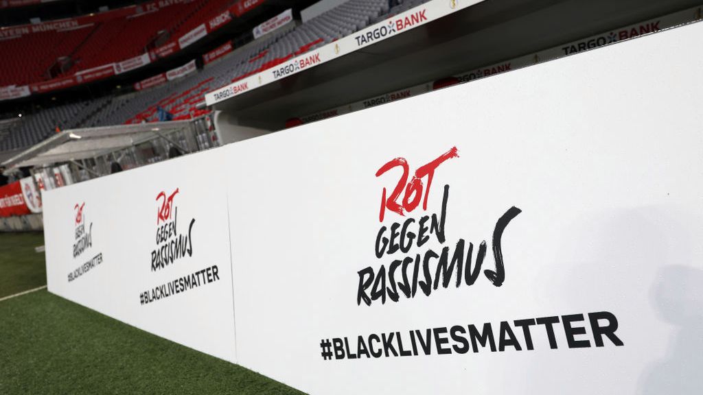 napisy potępiające rasizm przed meczem na Allianz Arena