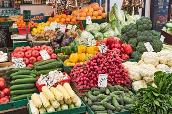 Ceny warzyw w sklepach potrafią zaskoczyć. Gdzie szukać okazji i zaoszczędzić?