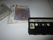 Typowy przykład ubogiej poligrafii kasety wydawanej przez pirackie wytwórnie
