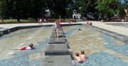 Pływalnia czy fontanna na pl. Litewskim? Rodzice ignorują zakaz, dzieci ryzykują zdrowiem
