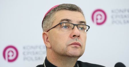 "MEN złamało prawo". Biskup mówi, co planuje Kościół