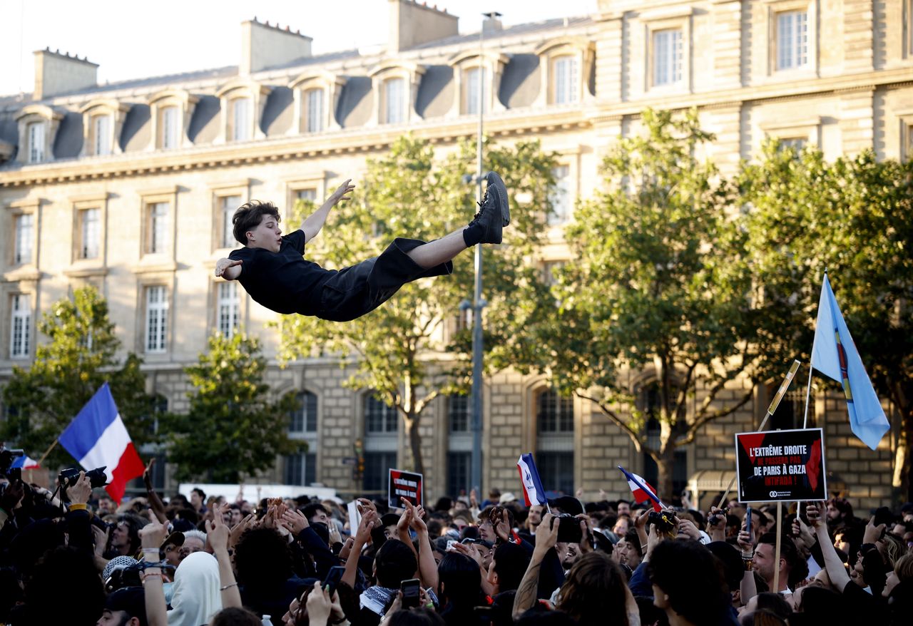 French people react after the second round of the legislative elections results in at Place de la Republique in Paris, France, 07 July 2024. France voted on 07 July for the second round of the legislative elections. According to the first official results, the leftist alliance Le Nouveau Front Populaire came ahead of the French President Macron's ruling coalition and the extreme right one the Rassemblement national (RN). EPA/YOAN VALAT : PAP/EPA.