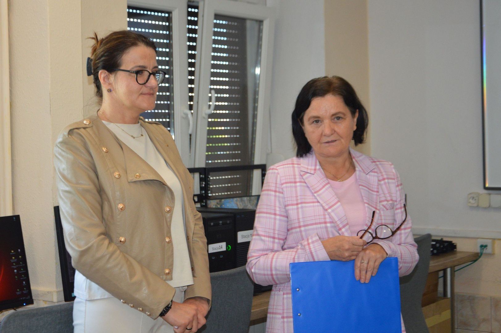 Nagrody wręczały dyrektor Beata Fidor i naczelnik Agata Centkowska