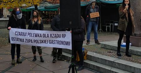 Wrocław. Gastroprotest. "Czarna polewka dla rządu". Najgrzeczniejsze osiem gwiazdek