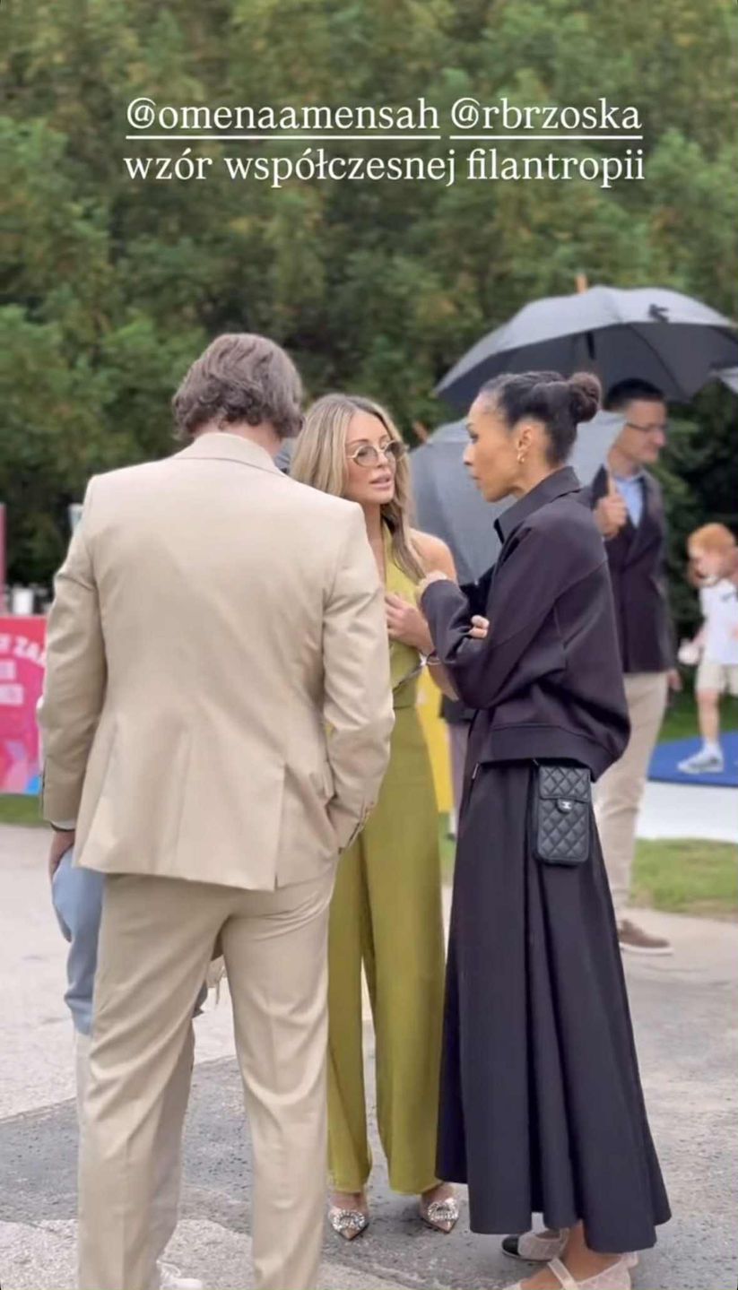 Omenaa Mensah emanuje elegancją na spotkaniu z podopiecznymi