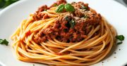 Spaghetti z niespodziewanym twistem owocowym. Ten przepis podbije twoje podniebienie