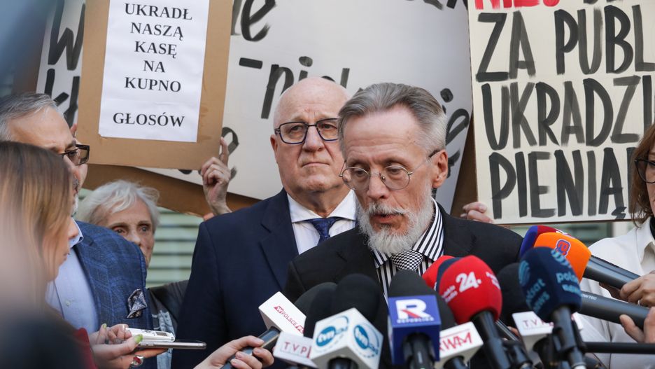 Sędzia Sylwester Marciniak i Krzysztof Lorentz z PKW ogłaszają 
