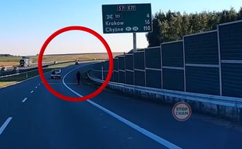 Brak wyobraźni to mało. Mężczyzna na hulajnodze pędził S7