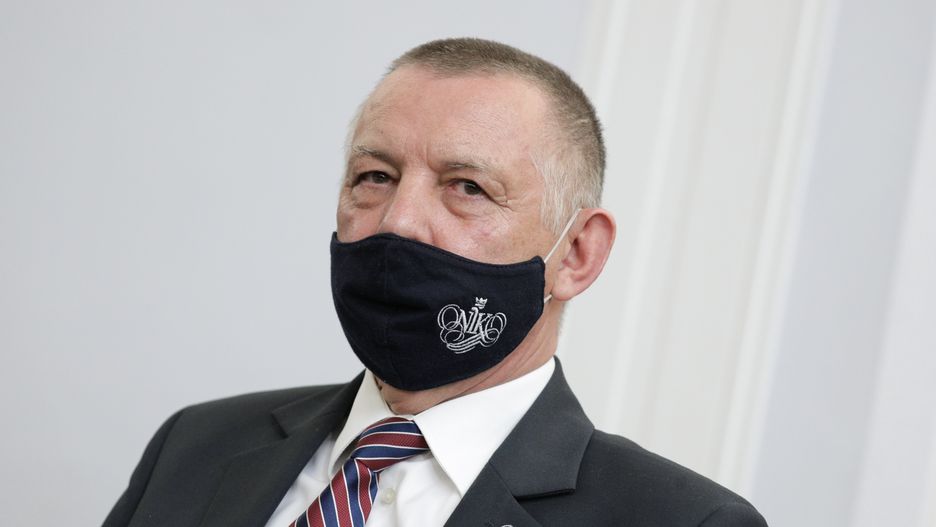 Prezes NIK Marian Banaś podczas posiedzenia nadzwyczajnej senackiej komisji ds. Pegasusa