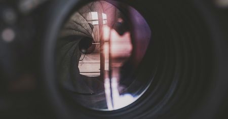 Co to jest przysłona w aparacie fotograficznym? Jak działa i do czego się przydaje?