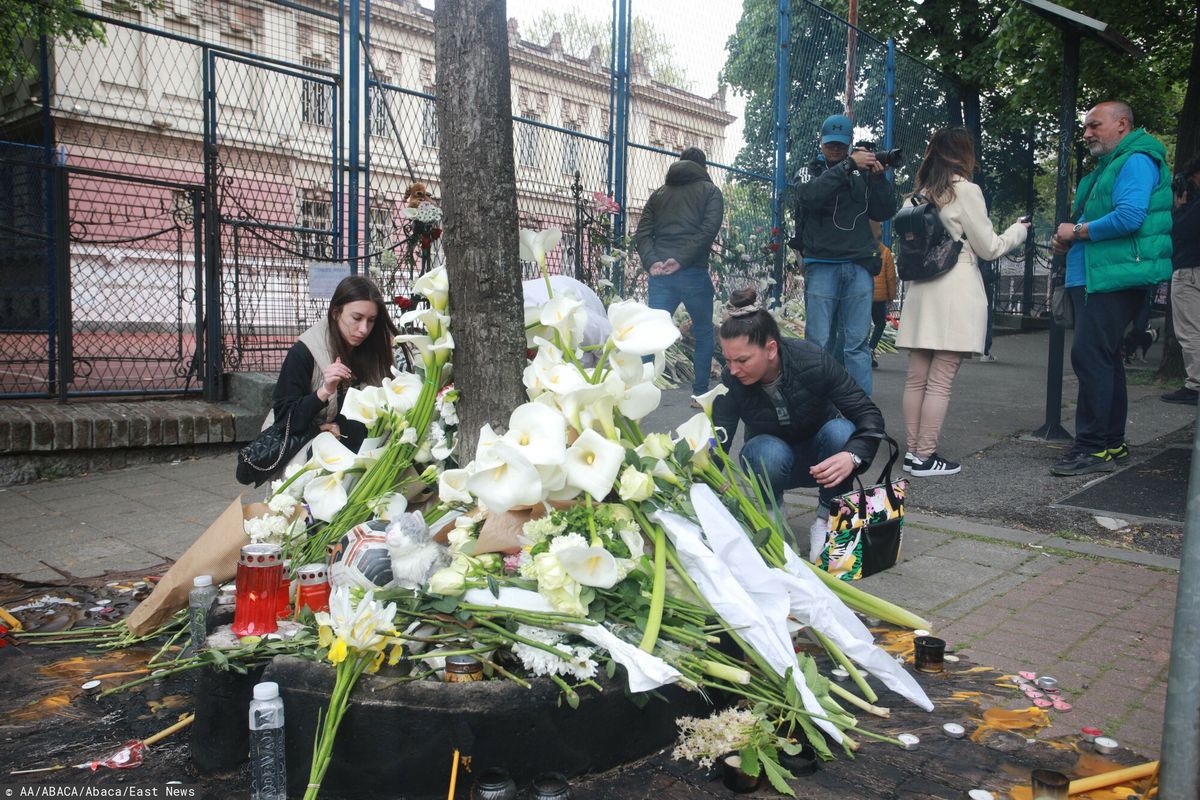  Ludzie zbierają się, by oddać hołd ofiarom strzelaniny w szkole, w której zginęło co najmniej dziewięć osób w Szkole Podstawowej Vladislav Ribnikar w Belgradzie, Serbia, 4 maja 2023 r.