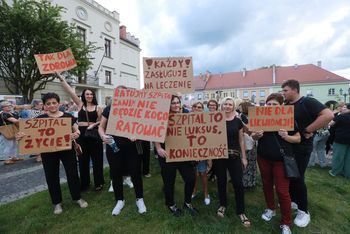 Protest w Pyskowicach. Mieszkańcy i władze miasta przeciwko likwidacji szpitala. "Czas to życie. Chirurgia musi być blisko"