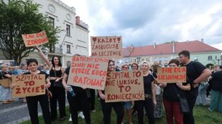 Protest w Pyskowicach. Mieszkańcy i władze miasta przeciwko likwidacji szpitala. "Czas to życie. Chirurgia musi być blisko"