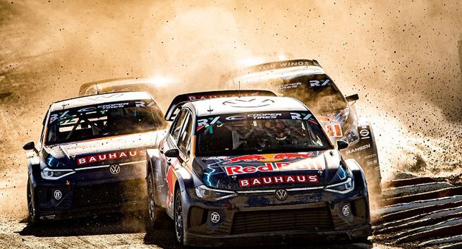 Motowizja w otwartym oknie w Orange