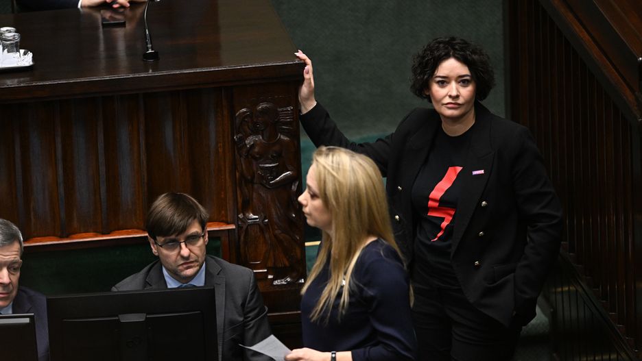 Warszawa, 06.03.2024. Posłanka Lewicy Anna Maria Żukowska (P) w Sejmie w Warszawie, 6 bm. Sejm rozpoczyna trzydniowe posiedzenie. Parlamentarzyści zajmą się m.in. rządowym projektem noweli ustawy o Krajowej Radzie Sądownictwa, a także projektem uchwały ws. Trybunału Konstytucyjnego. (sko) PAP/Radek Pietruszka