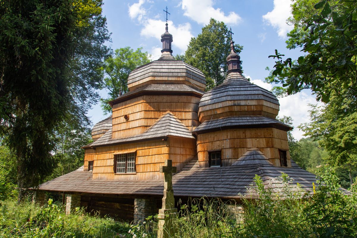 Cerkiew św. Dymitra w Piątkowej jest jedna ze świątyń na Szlaku Architektury Drewnianej