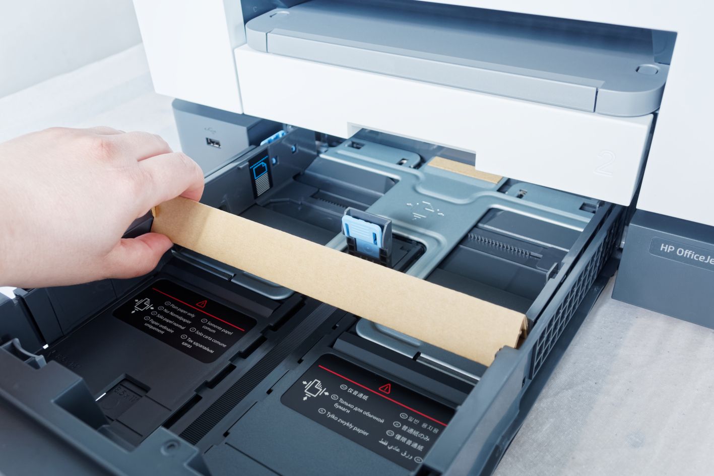 Przed załadowaniem papieru muszę usunąć tekturę z podajnika 