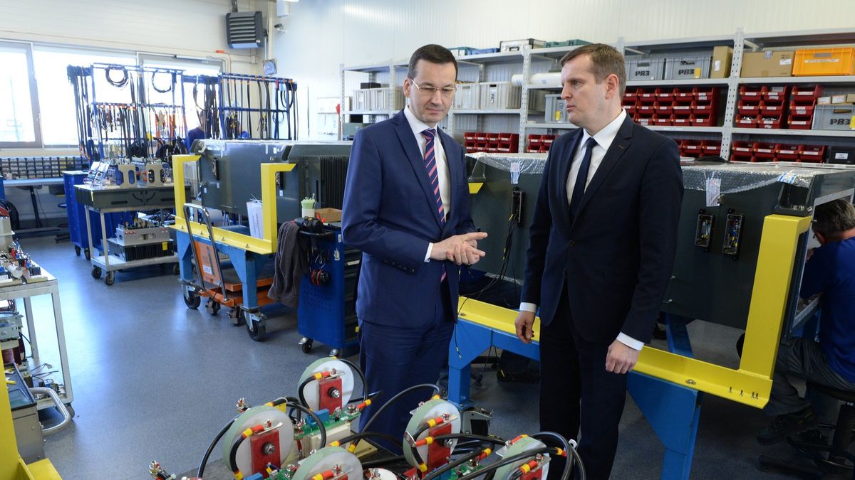 Wiceprezes Mateusz Morawiecki zwiedza zakład produkcyjny Medcom. Oprowadza go wiceprezes firmy Piotr Wroński