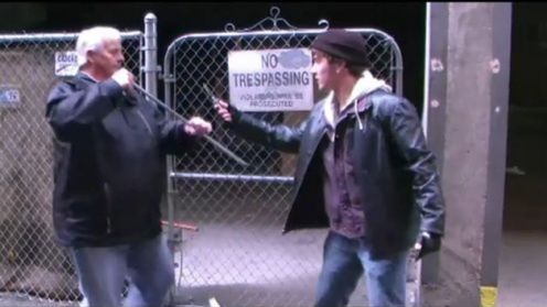 Absurdalna reklama równie absurdalnego przyrządu do samoobrony [wideo] 1