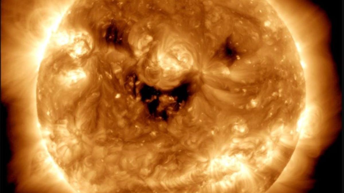 NASA zarejestrowała "uśmiech" na Słońcu