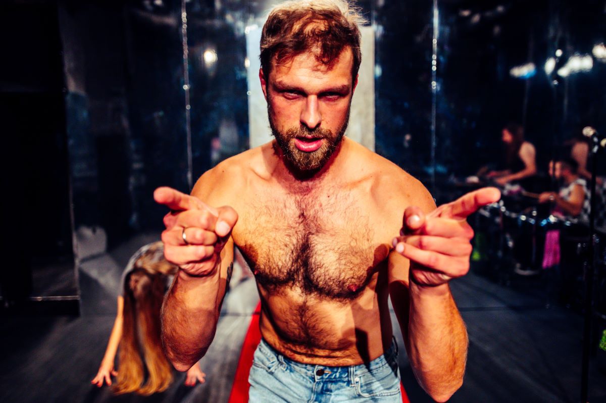 "Każdy z nas ma w sobie coś z Caitlyn Jenner" - Teatr BARABAH opowie historię o poszukiwaniu swojego prawdziwego "ja"