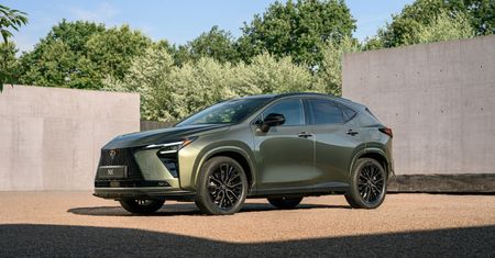 Lexus NX doczekał się liftingu. Ma wnętrze z ES-a i jeszcze lepszą hybrydę