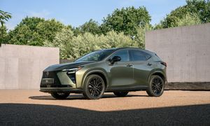 Lexus NX doczekał się liftingu. Ma wnętrze z ES-a i jeszcze lepszą hybrydę