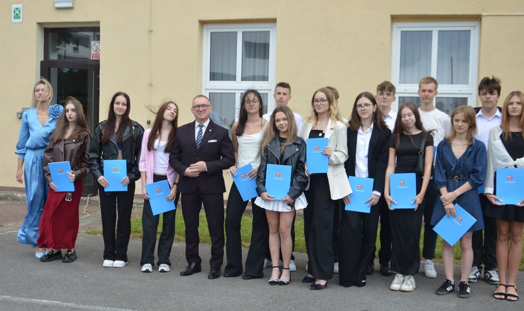 Koniec roku szkolnego w ILO w Końskich. Nagrodzeni dyplomami członkowie pocztów sztanadrowych