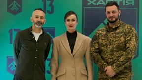 Stanęła ramię w ramię z żołnierzem. Miała ważny powód