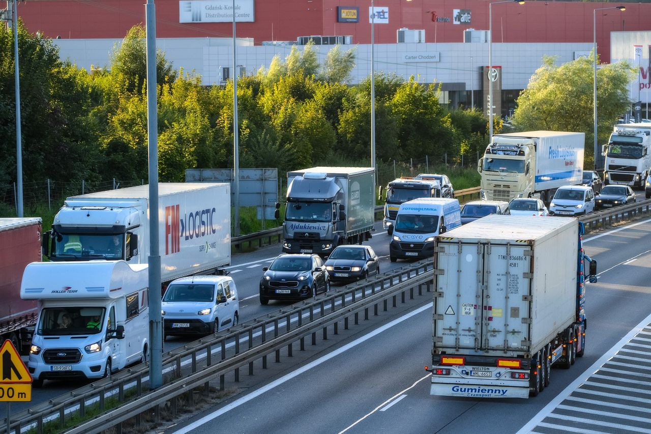 Stabilnie tylko na papierze. Eksport hamuje, fabryki trzymają hamulec