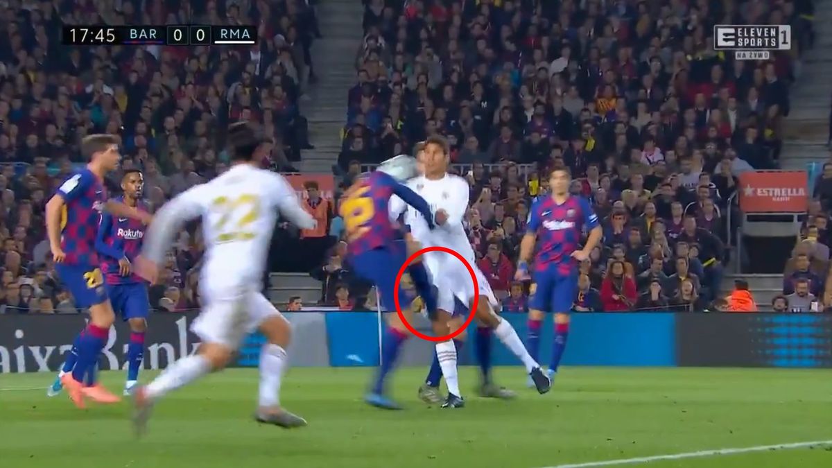 El Clasico: Clement Lenglet atakuje udo Raphaela Varane'a w meczu FC Barcelona - Real Madryt
