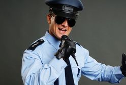 Rapujący policjant podbija internet